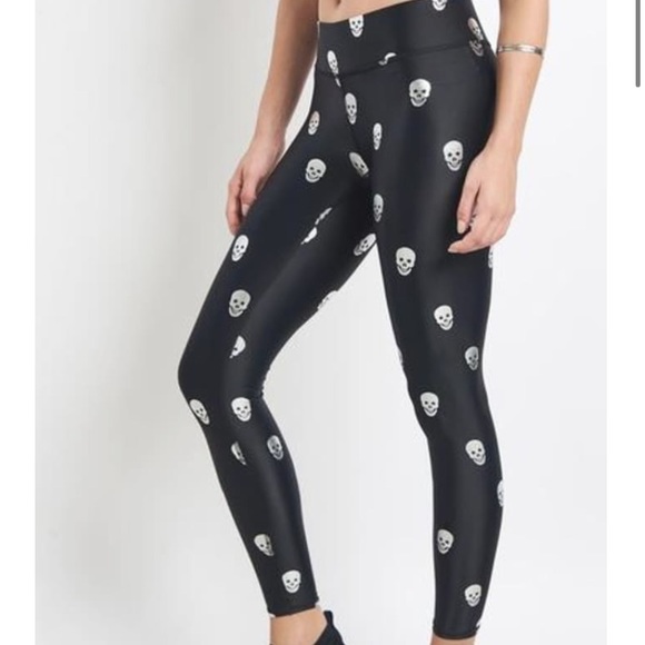 💕 NWT $200 Skull Leggings and 2 sports bras💕 - Picture 2 of 8